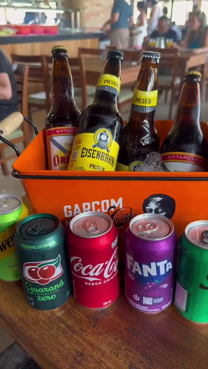 Balde com cervejas Eisenbahn e refrigerantes em lata