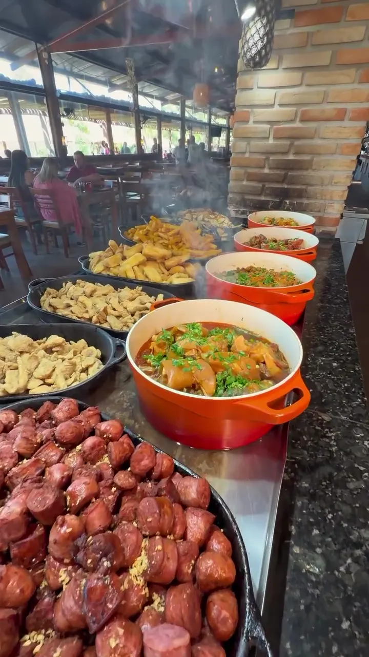 Costela fogo de chão servida com mandioca no buffet