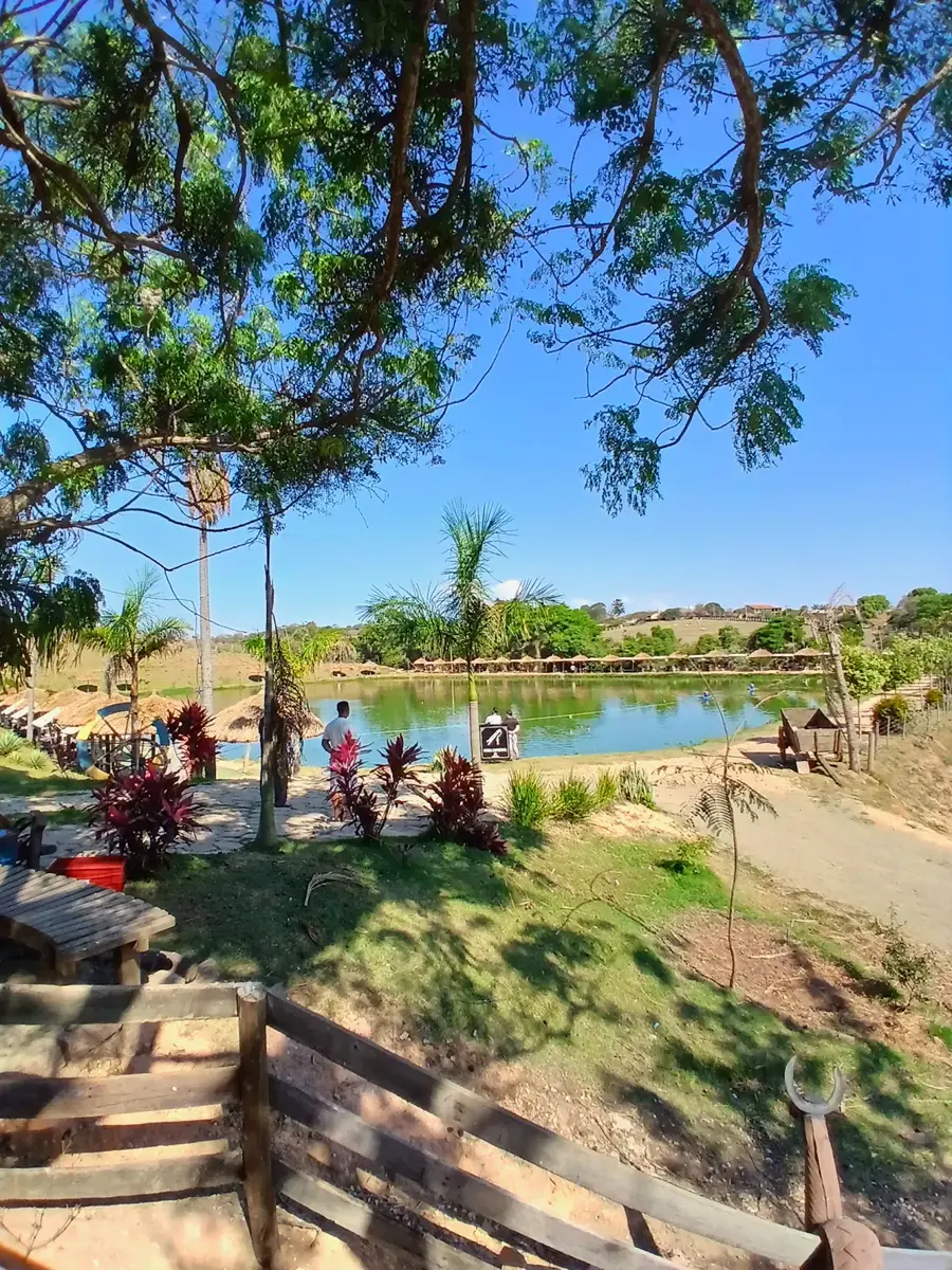 Margem do lago com flores e pessoas pescando
