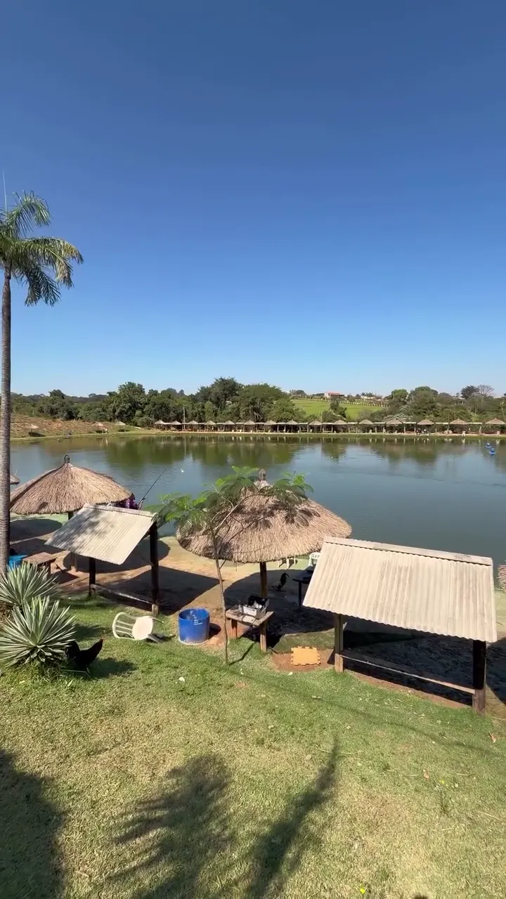 Lago com quiosques de sapê na margem